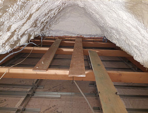 Zateplení stropu rodinného domu pomocí foukané izolace